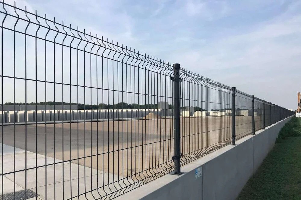 Panelna ograja na betonski škarpi